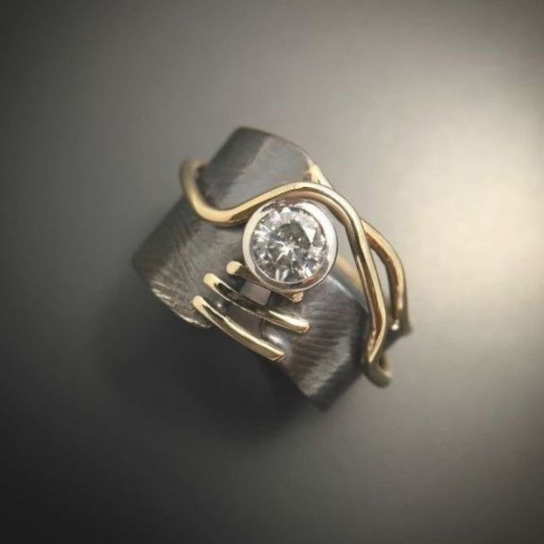 Willow™ - Dark ring with vintage zircon